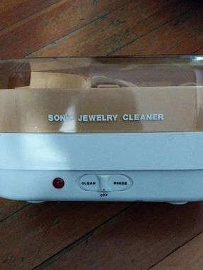 Sonic Jewelry Cleaner in White and Amber